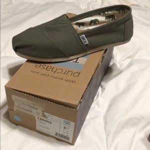 Reall good condition Olive Green Toms size 8.5